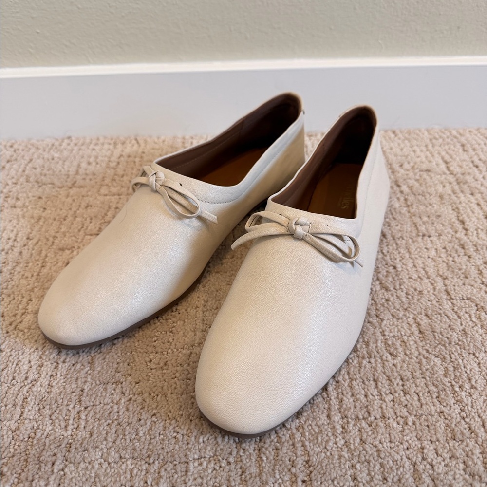 SEYCHELLES Curtsy Loafer in Off White